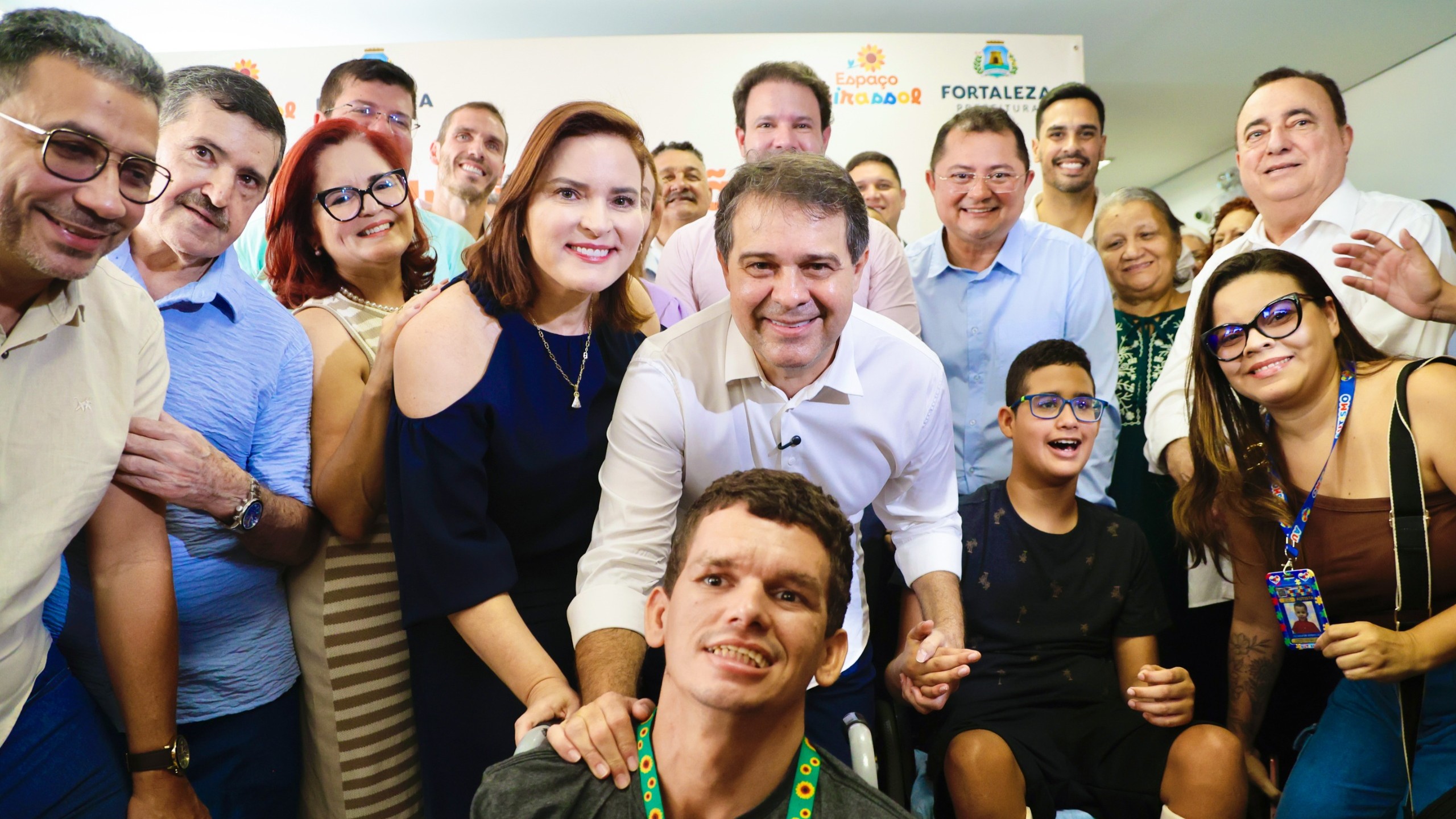 grupo de pessoas posa para a foto